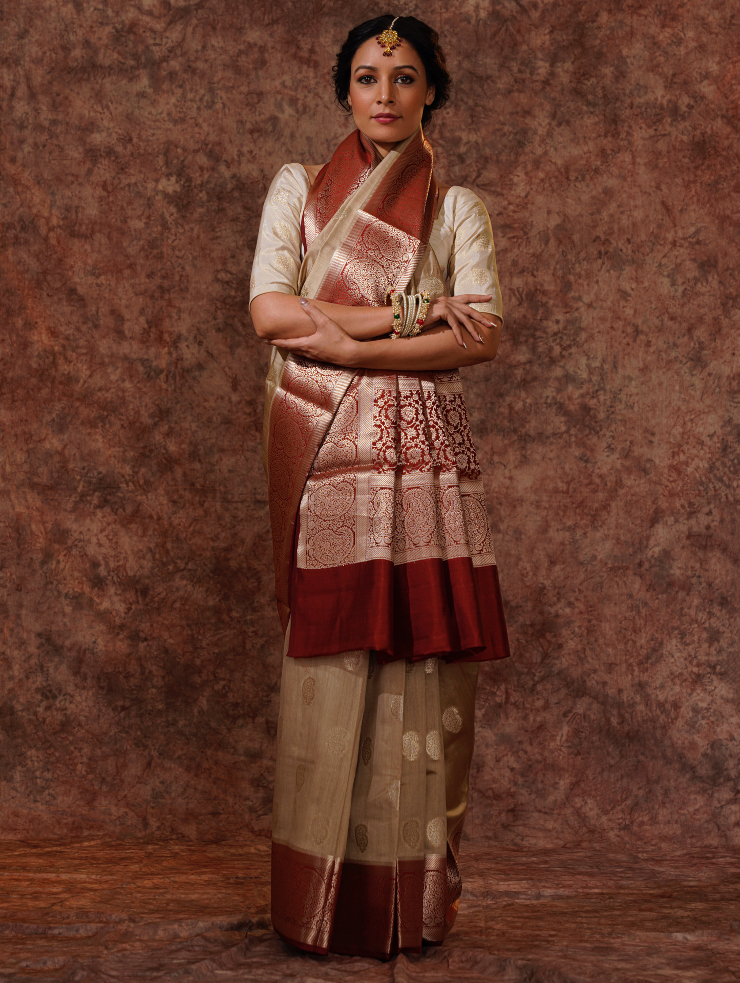 Cream and Maroon Pure Katan Silk Kadiyal Handloom Banarasi Saree.