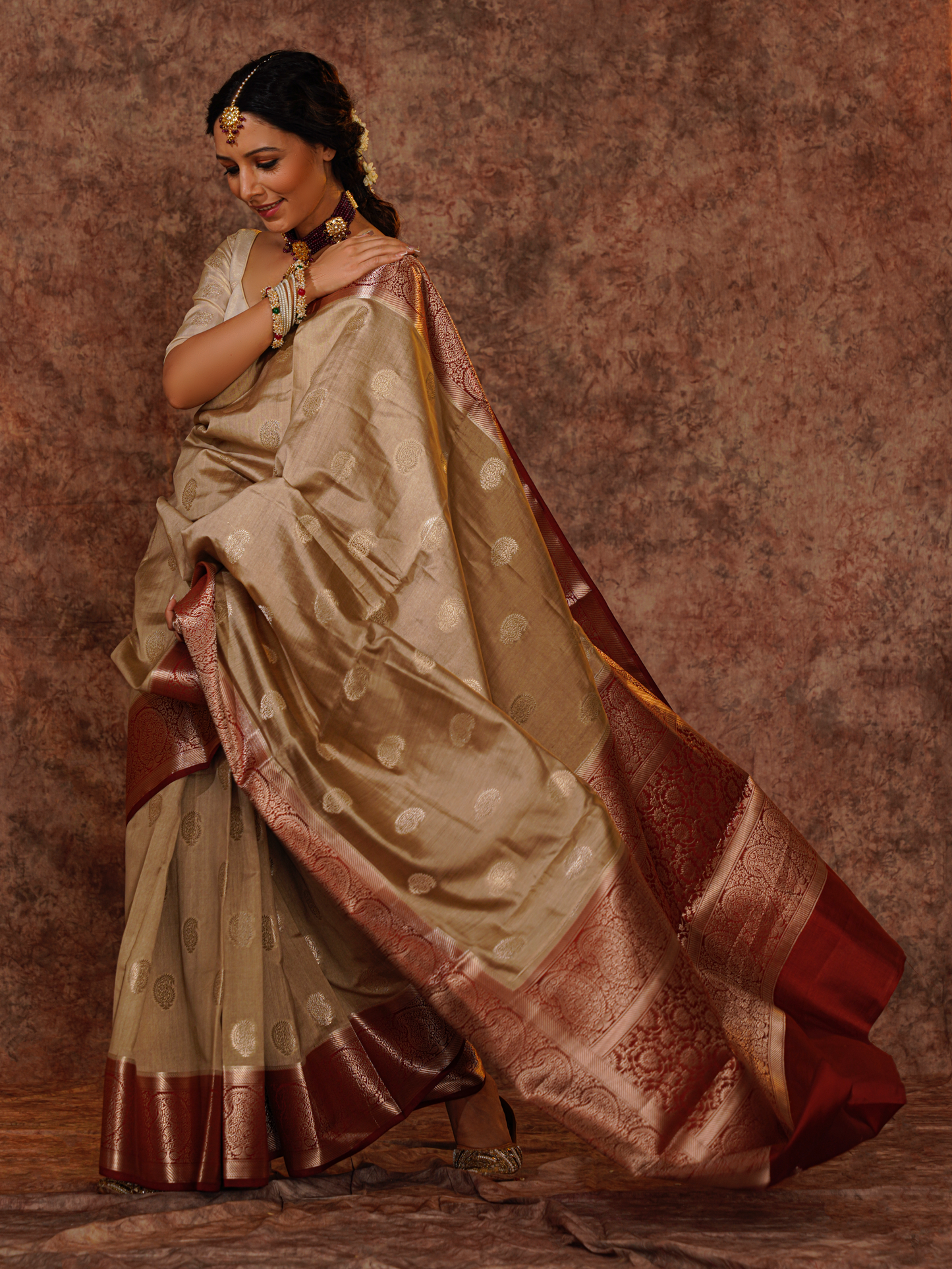 Cream and Maroon Pure Katan Silk Kadiyal Handloom Banarasi Saree.