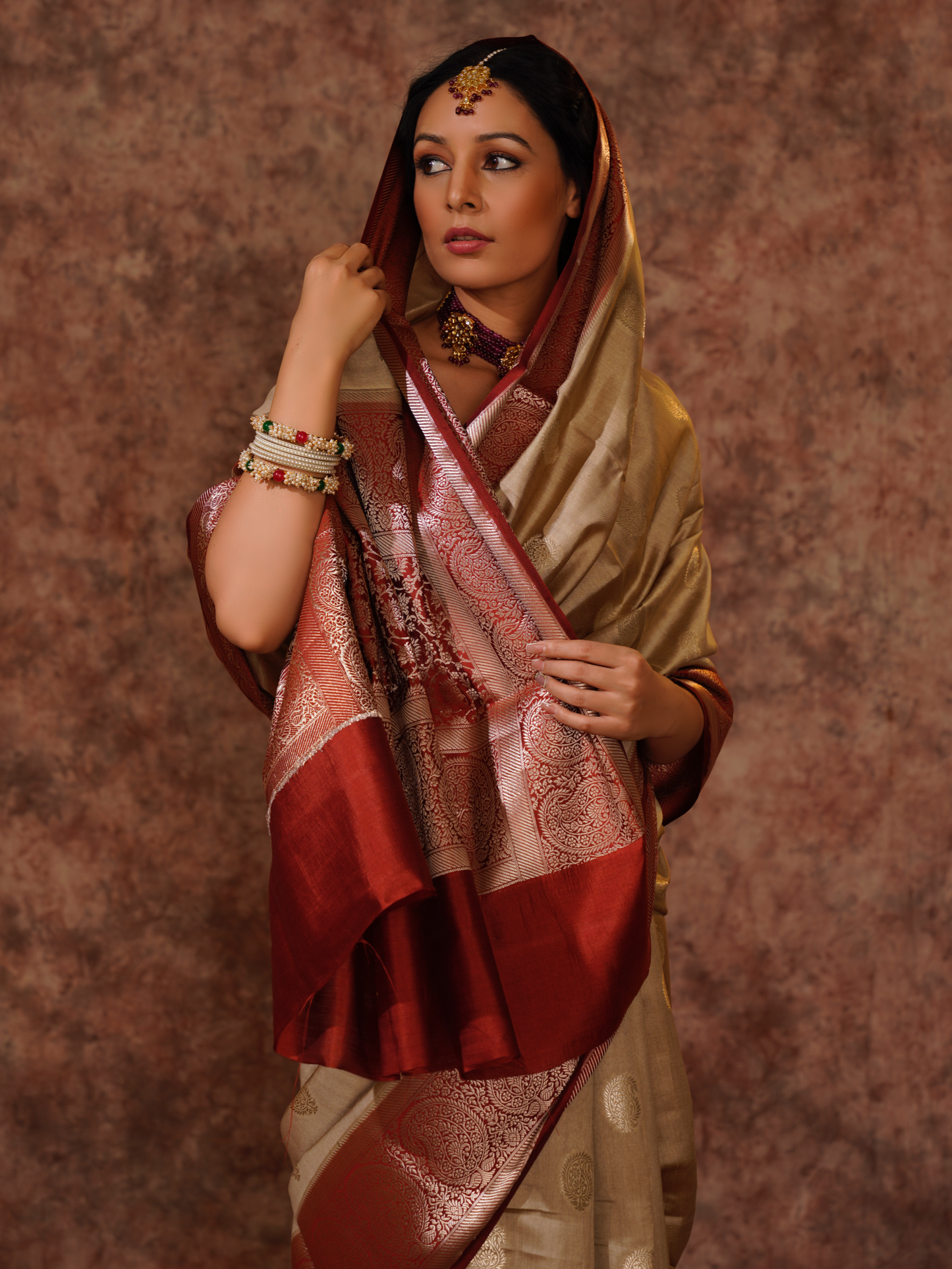 Cream and Maroon Pure Katan Silk Kadiyal Handloom Banarasi Saree.
