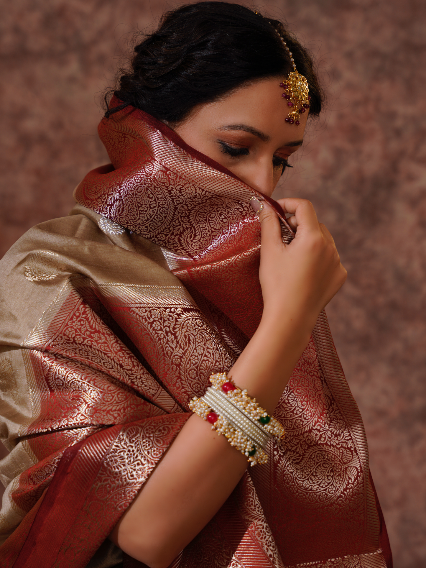 Cream and Maroon Pure Katan Silk Kadiyal Handloom Banarasi Saree.